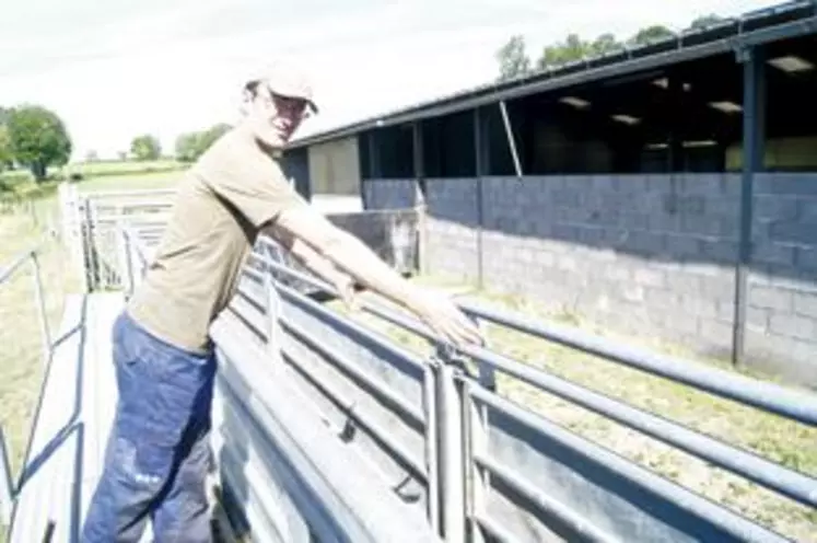 Bruno Garde, éleveur de charolaises à Saint-Avit, a investi dans un parc de contention améliorant ses conditions de travail et son confort ainsi que celui de ses animaux.