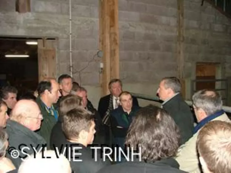 Le ministre entouré des éleveurs et des élus. Elargissant le débat aux autres productions agricoles, il s’est engagé en faveur d’une politique forte de montagne et « pour l’agriculture de montagne gage de qualité».