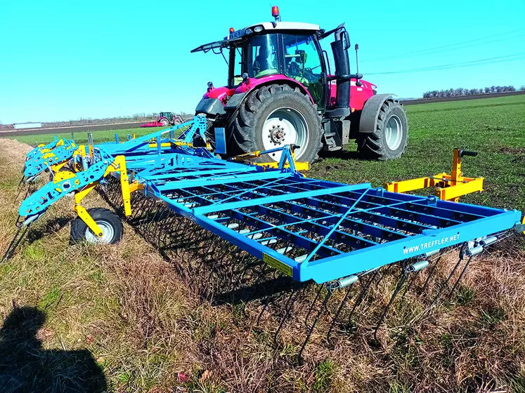 Herse étrille à ressorts utilisée sur la parcelle.