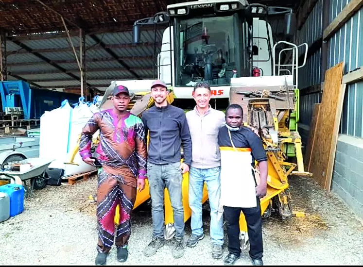 Deux jeunes agriculteurs burkinabés, accompagnés par l'AFDI, ont visité l'exploitation agricole de Nicolas Chatard, président de JA 63.