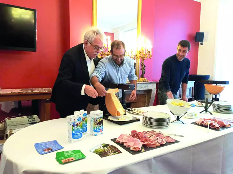Les administrateurs de l'APLM ont profité d'une dégustation du fromage de raclette Mont Lait dans les salons de l'Assemblée nationale pour sensibiliser députés et sénateurs du Massif central à la création d'un label Lait de Montagne. Ici Eric Germain, trésorier de l'APLM aux côtés d'André Chassaigne, député du Puy-de-Dôme.
