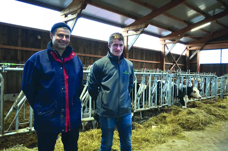 Bruno et Quentin Izard ont investi leur nouvelle stabulation à Laqueuille.