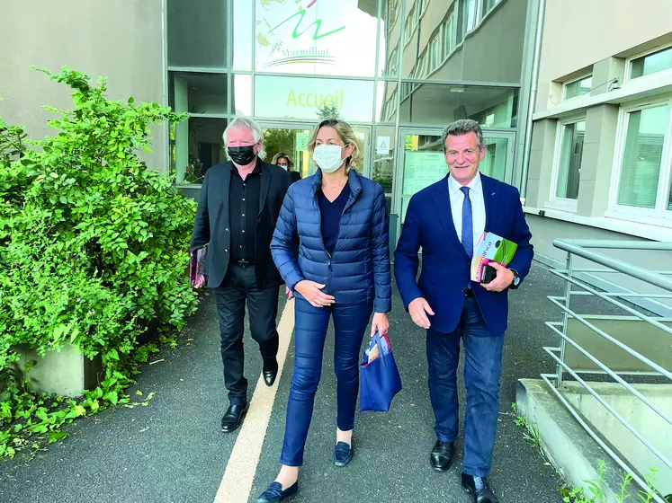 De gauche à droite, Joël Labbé, sénateur du Morbihan, Nathalie Dellatre, sénatrice de Gironde et Rapporteure de la mission d'information et Jean-Marc Boyer, sénateur du Puy-de-Dôme et président de la mission, en déplacement au campus de VetAgro Sup à Lempdes (63).
