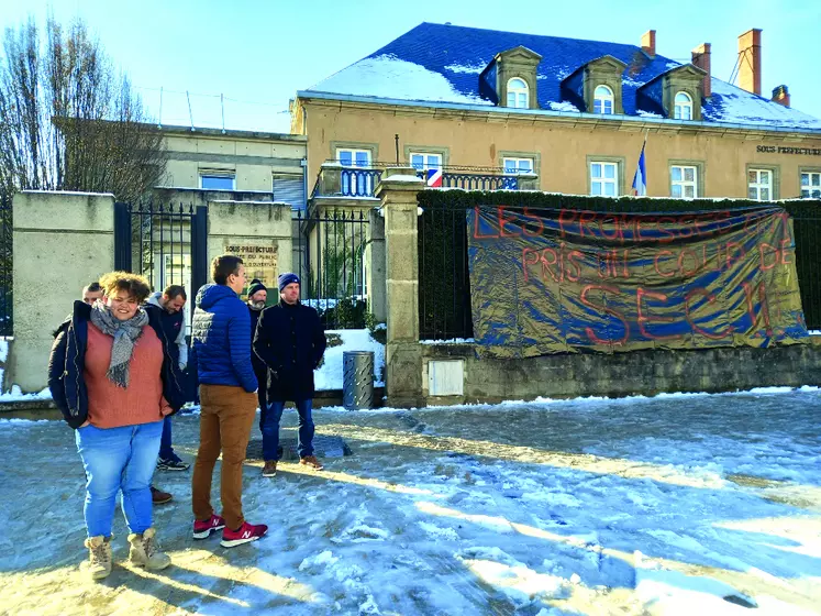 « Les promesses sont à sec », les agriculteurs puydômois ont manifesté devant les sous-préfecture d’Issoire, de Thiers et d’Ambert ce mardi 13 décembre.