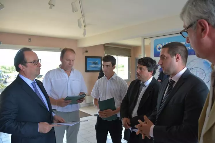 Le Président de la République François Hollande a rencontré (de gauche à droite) Christian Arvis, secrétaire général de la FDSEA, Aurélien Desforges, secrétaire général de JA 23, Pascal Lerousseau, président de la FDSEA de la Creuse, Jean-Marie Colon, président de JA 23 et Thierry Jamot, représentant de la Chambre d’agriculture.