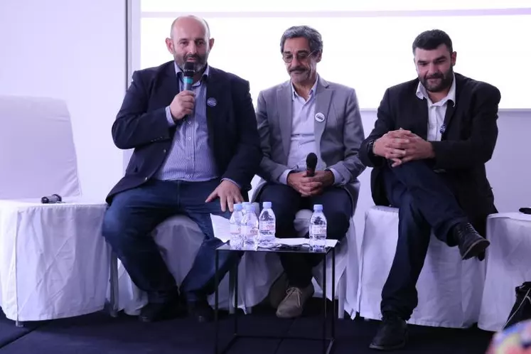 De gauche à droite : Bruno Dufayet, président de la Fédération national bovine, Serge Papin, PDG de Système U, et Jérémy Decerle, président de Jeunes Agriculteurs.