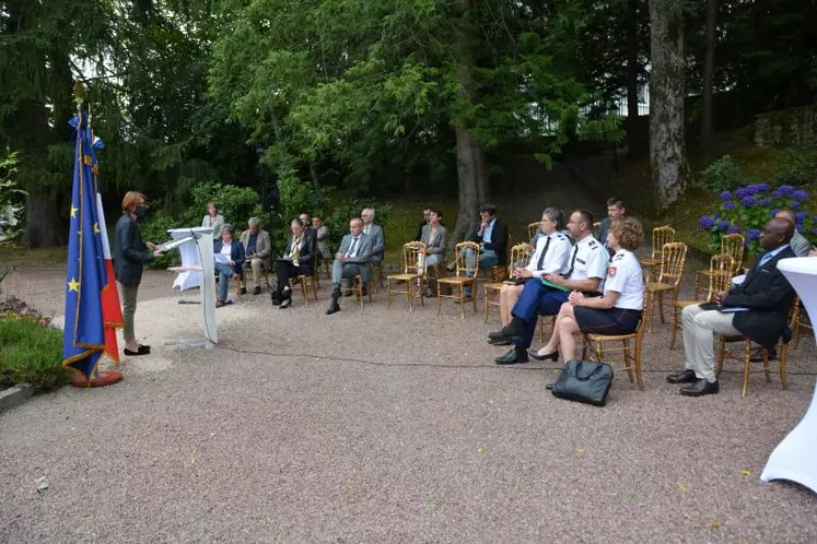 Une assistance réduite dans le jardin de la Préfecture.