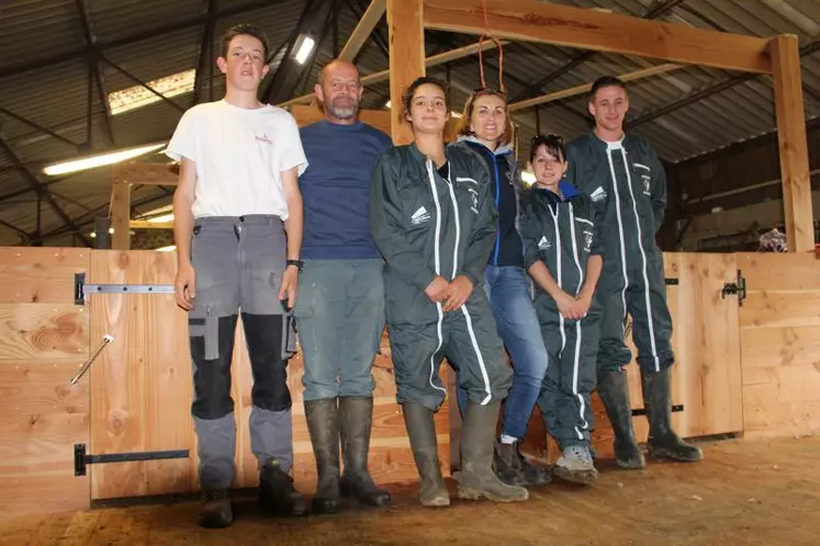 Bénédicte Poulet, première bergère de France, au centre, avec Olivier Judet à sa droite, Geneviève Leppard et Diane Magnaudeix à sa gauche.