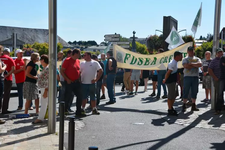 Les manifestants se sont approchés le plus près possible de la Préfecture, tout en restant dans les limites imposées par les forces de l'ordre.