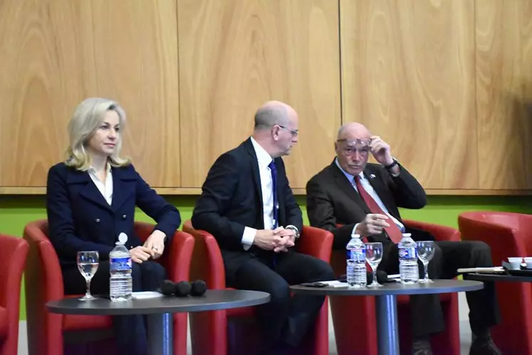 De gauche à droite : Christine Gavini-Chevet, rectrice de l’académie de Limoges, Jean-Michel Blanquer, ministre de l’Éducation nationale, et Alain Rousset, président du Conseil régional de Nouvelle-Aquitaine.