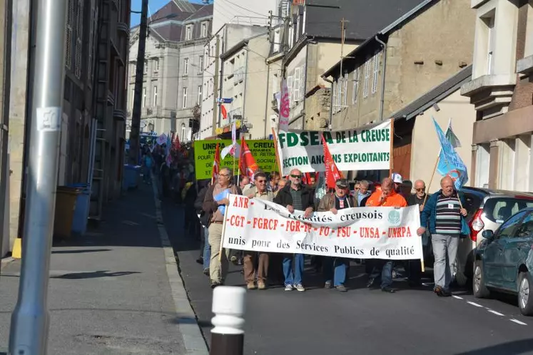 Les anciens exploitants ont régulièrement manifesté pour obtenir de meilleures retraites, ici en 2018 avec l'ensemble des organisations de retraités de la Creuse.