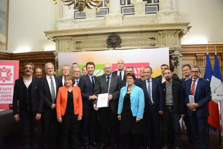 Les signataires autour de Stéphane Travert, ministre de l’Agriculture..