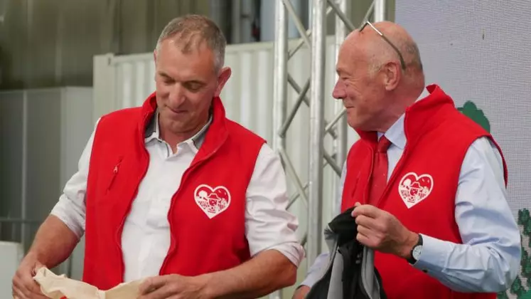 Les organisations professionnelles agricoles ont profité de la visite d'Alain Rousset au Salon de l'agriculture de Nouvelle-Aquitaine - SANA - pour officialiser la création d'un fonds de communication pour l'agriculture. Les responsables syndicaux ont également interpellé le président de région sur plusieurs dossiers.