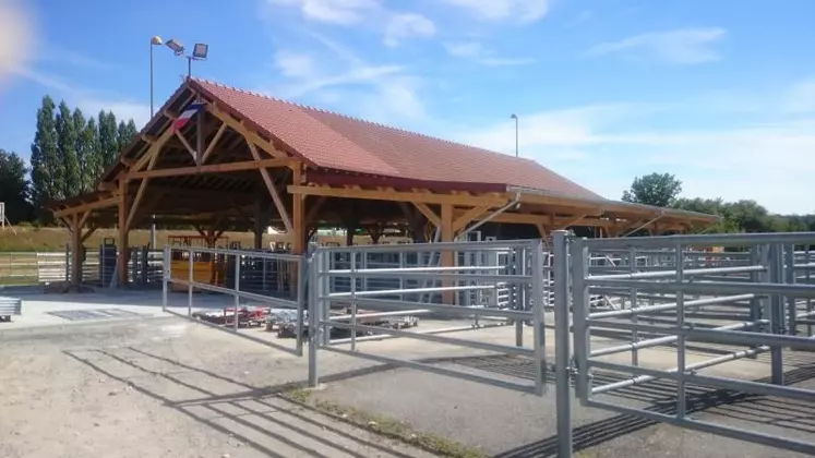 L’ancien bâtiment a été agrandi d’une ferme et deux appentis et réaménagé.