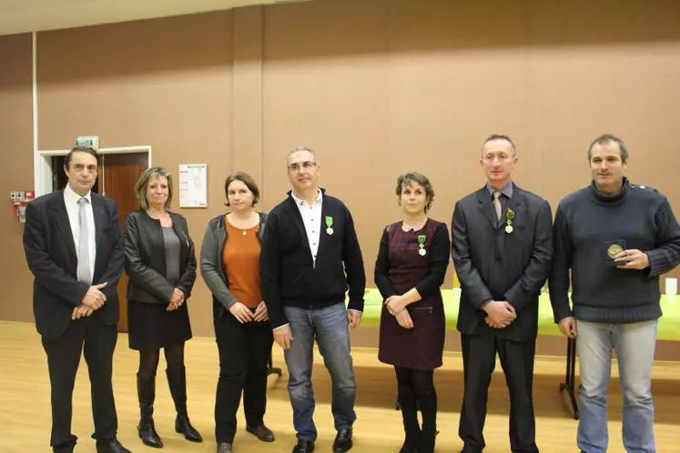 Jean-Philippe Viollet avec les médaillés de l’Ordre du mérite agricole et de la Chambre d’agriculture : Maryse Zaccomer, Line Dauphin, Frédéric Gouzonnat, Catherine Graveron, Joël Bialoux et Bernard Rebière.