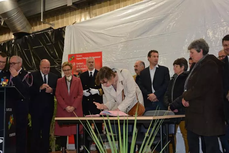 Signature de la convention.