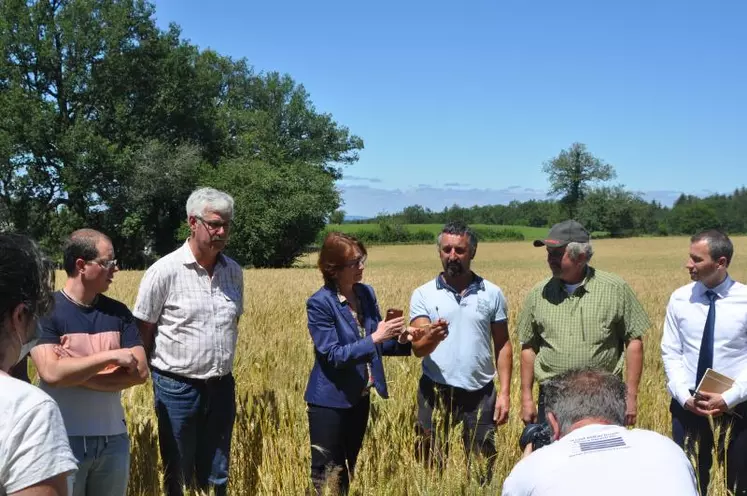 La Préfète est venue constater les dégâts chez MM. Rougier et Galland.