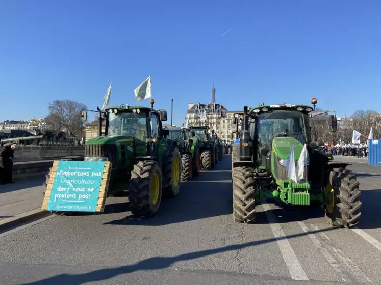 À l’appel de la FNSEA et JA, des milliers d’agriculteurs ont convergé vers Paris pour exprimer leur mécontentement et même leur colère devant l’inertie du Gouvernement face aux nombreuses contraintes qui pèsent sur la profession d’agriculteur.
