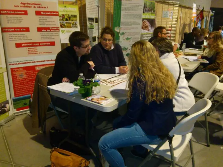 La Chambre d'Agriculture et les Jeunes agriculteurs ont répondu aux nombreuses questions des jeunes venus sur le stand du Point info installation.