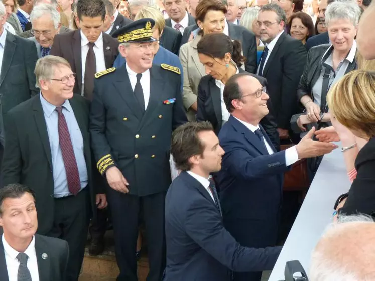 François Hollande salue les représentants des collectivités présents à Ester. De gauche à droite : Gérard Vandenbroucke, président de Région et Laurent Cayrel, Préfet du Limousin.