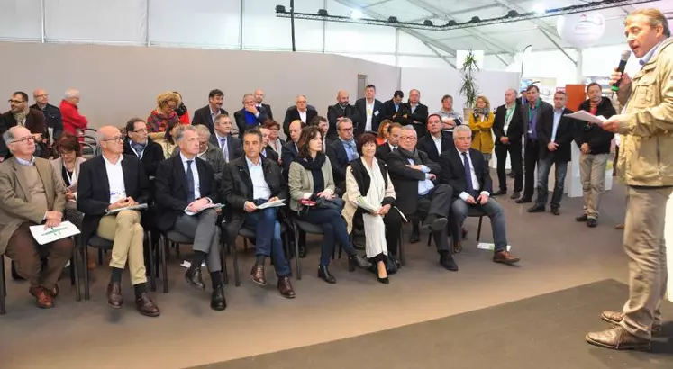 Le collectif de soutien des élus à l’agriculture du Massif central a naturellement pris son envol au Sommet, avec déjà plus d’une cinquantaine de signatures.