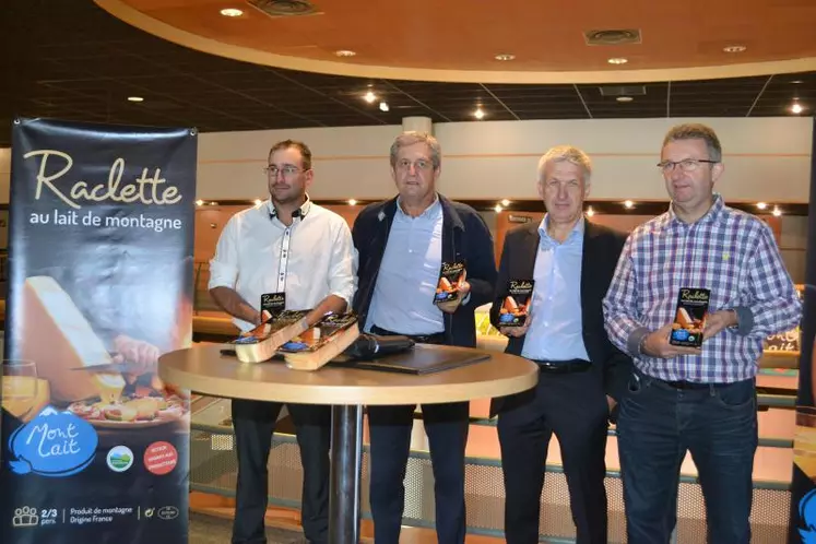 Eric Germain, trésorier de l’APLM, Dominique Barrau, président et Didier et Philippe Thuaire, co-présidents de la Société fromagère du Livradois, ont officialisé leur partenariat autour de la raclette Mont Lait au Sommet de l’élevage.