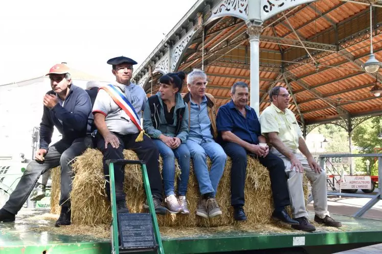 Les 6 acteurs de la ruralité traînés devant le tribunal de Foix par les associations écologistes.