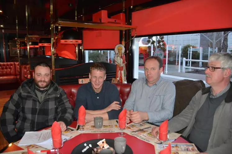 De gauche à droite : Fréderic Valladeau, directeur du Buffalo Grill de Guéret, Benoît Daudon, représentant des Jeunes Agriculteurs, Christian Arvis, président de la section bovine de la FDSEA de la Creuse, et Thierry Jamot, président de la FDSEA de la Creuse.