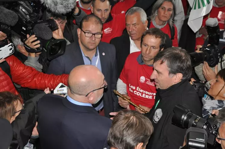 Comité d’accueil musclé pour Stéphane Travert.