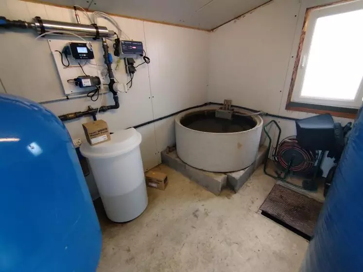 Au Gaec Sauthon, le traitement de l’eau est assuré par un filtrage et une décontamination par ultraviolets.