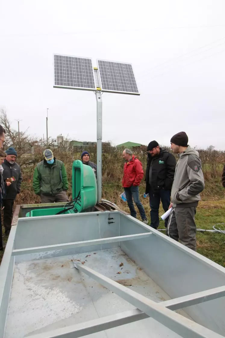 Associée à un abreuvoir, la pompe solaire mobile permet une alimentation en eau depuis le cours d’eau sans piétinement des berges.