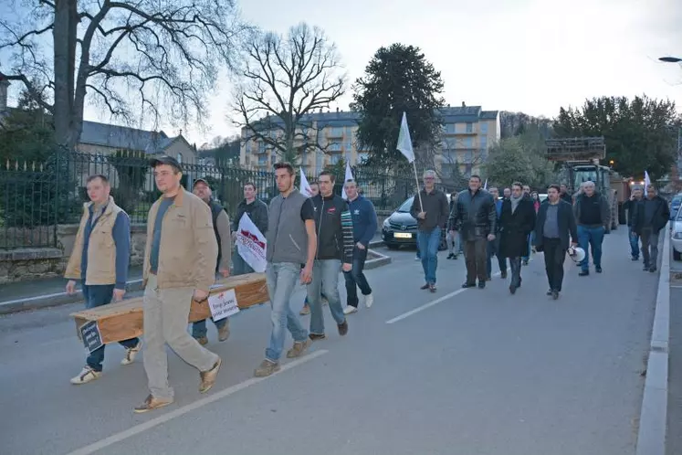 Défilé vers l'Hôtel des Impôts.