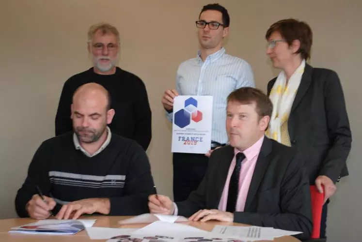 Christophe Riffaud et Bruno Tardieu signent la convention de partenariat AMTM / CACO.