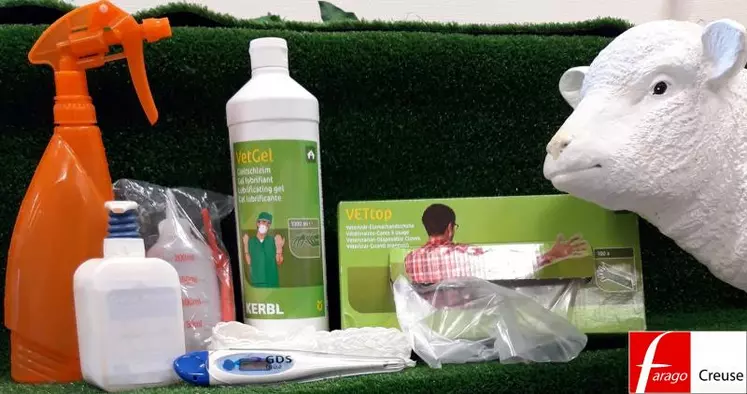 Pour les agnelages, préparez une trousse d’agnelage : gants, savon, gel obstétrical, lacs d’agnelage, produit désinfectant pour les nombrils. Pensez à avoir sous la main du colostrum et un lait premier âge. Le colostrum, qui peut être de brebis ou de vache, est gardé congelé en unités de 250 à 500 ml. Si l’agnelage a lieu en bergerie, prévoyez des cases de dimensions suffisantes pour loger individuellement chacune des brebis du groupe, pendant deux à trois jours, avec son ...