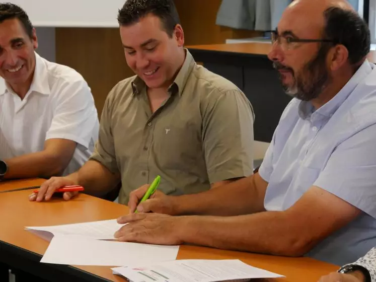 Pour officialiser le lancement de la campagne, Jonathan Lalondrelle et Philippe Moinard ont souhaité signer une Charte de campagne mettant en avant leur complémentarité et leur travail conjoint.