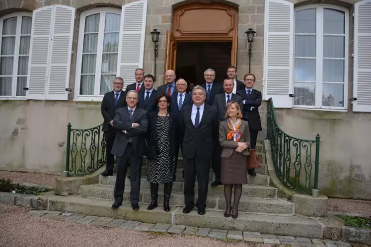 De gauche à droite, au premier rang : Philippe Chopin, préfet de la Creuse, Marie-Christine Dokhélar, préfète de la Vienne, Pierre Dartout, préfet de région, et Patricia Willaert, préfète du Lot-et-Garonne. Au second rang : Christophe Bay, préfet de la Dordogne, Bertrand Gaume, préfet de la Corrèze, Raphaël Le Mehaute, préfet de la Haute-Vienne, et Pierre-André Durand, préfet des Pyrénées-Atlantiques. Au troisière rang : Jean Salomon, secrétaire général des Landes , ...