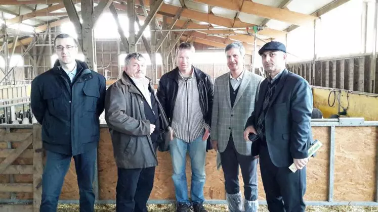 De gauche à droite : Jérôme Gueux, directeur de Fedatest et Rom Sélection, Jean-Luc Chauvel, président, Olivier Bernard, président de la section noire du Velay, Hossein Salari, PDG du groupe Kalagen, Mohammad Mollasalehi, vice-ministre adjoint chargé de l’élevage.