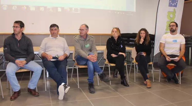 Les intervenants de la table ronde : Thomas Odin (Cuma La Valcherie, Loire), Pierre Monier (Cuma des 3L, Cantal), Éric Lafon (président FPCuma Cantal), Annie Mariot (coordinatrice de la FPCuma Cantal), Élodie Pucheu (chargée de mission, FRCuma Occitanie), Luc Pierron (président du service remplacement et du groupement d’employeurs Rhône).