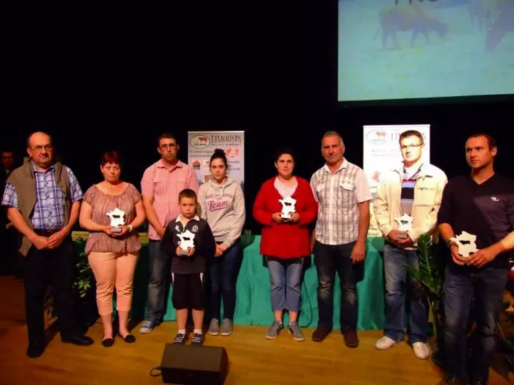 Remise de prix : de gauche à droite : Earl Pollet, Prissac (36) : Trophée « jeune engraisseur de génisses » ; Gaec Tissier, Saint-Sulpice-le-Dunois (23) : Trophée « Génisse Label Rouge Blason Prestige » ; Gaec du Poirier, Aigurande (36) : Trophée « Jeune Bovin Label Rouge Limousin Junior » ; EARL du Pouyoux, Bonnat (23) : Trophée « Label Rouge veau sous la mère » ; Gaec de Beautribeau, Saint-Agnant-de-Versillat (23) : Trophée « Label Rouge Limousin Junior »