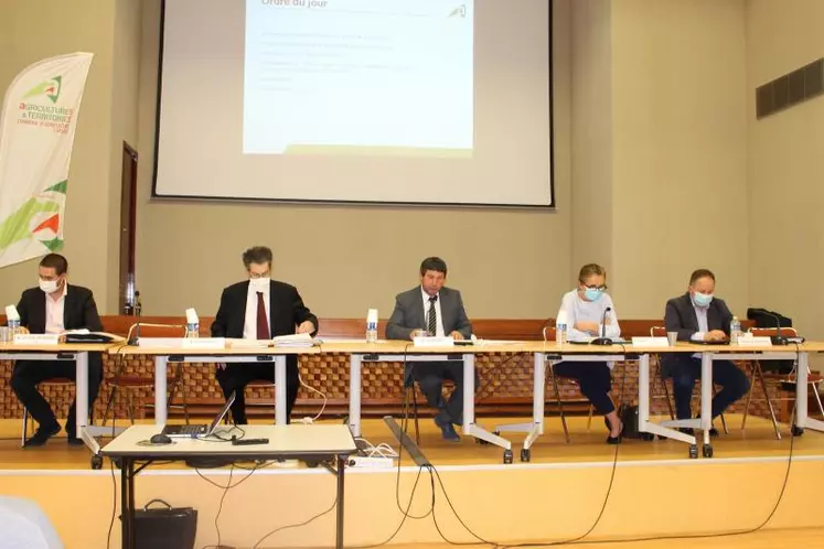 À la tribune de cette session : Jean-Marie Colon, premier vice-président de la Chambre d’agriculture de la Creuse, Francis Haberstock, directeur de la CDA 23, Pascal Lerousseau, président de la CDA 23, Virginie Darpheuille, préfète de la Creuse, et Nicolas Simonnet, vice-président du Conseil départemental en charge de l’agriculture.