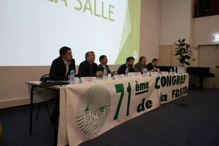 De gauche à droite  Jean-Marie Colon, président de Jeunes Agriculteurs de Creuse, Patrick Bénézit, membre du bureau FNSEA, Pascal Lerousseau, président de la FDSEA de la Creuse, Antoine Cerles, ingénieur à l’Inra, Christian Arvis, secrétaire général de la FDSEA, et Nicolas Simonnet, vice président du Conseil départemental en charge de l’agriculture.