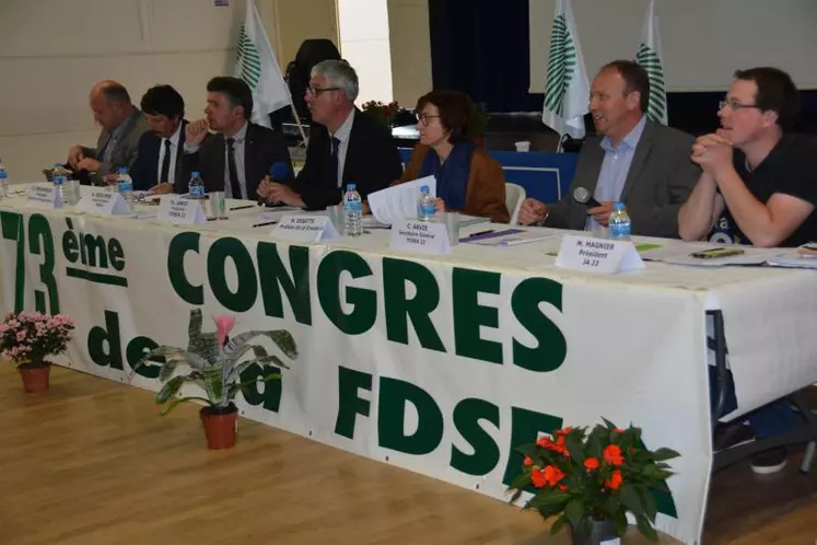 À la Tribune, Bertrand Labar, conseil départemental de la Creuse, Pascal Lerousseau, président de la Chambre d’agriculture, Henri Biès-Péré, Vice-président de la FNSEA, Thierry Jamot, président de la FDSEA de la Creuse, Magali Debatte, préfète de la Creuse, Christian Arvis, secrétaire général de la FDSEA et Michël Magnier, président de JA 23.