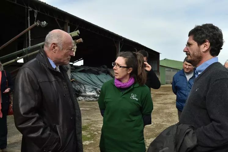 Alain Rousset, le président de la Nouvelle-Aquitaine (à gauche) est allé à la rencontre d’agriculteurs de la zone atelier en compagnie de Vincent Bretagnolle, le directeur de la zone atelier (à droite).