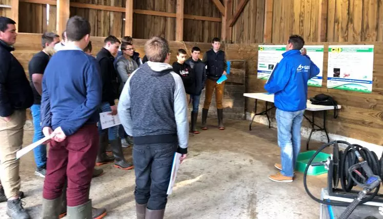 Au cours de ces journées de sensibilisation des 26 et 27 mars, la mise en place de la démarche « Le sanitaire… j’adhère ! » au travers de la biosécurité au Lycée Agricole d’Ahun a été présentée à plus de 280 apprenants via 4 ateliers dans la stabulation vaches allaitantes.