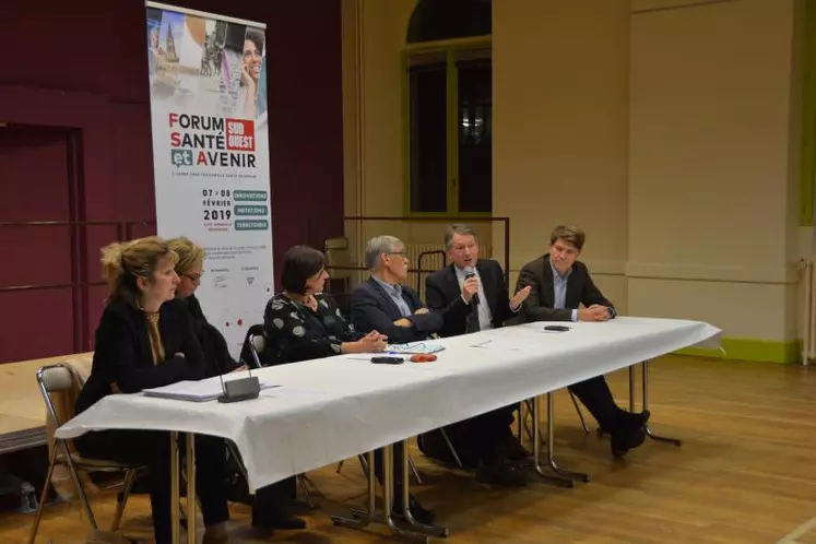 De gauche à droite : Marie-Christine Bunlon, vice-présidente du conseil départemental de la Creuse, rapporteure du forum, Valérie Simonet, président du Conseil départemental de la Creuse, Valérie Godardn déléguée départementale de l’ARS, Michel Vergnier, maire de Guéret et président de l’association des maires de Creuse, Jean-Louis Jayat, président de la Mutualité Française Nouvelle-Aquitaine, et Jean-charles Bourras, représentant de l’URPS, médecin radiologue à ...