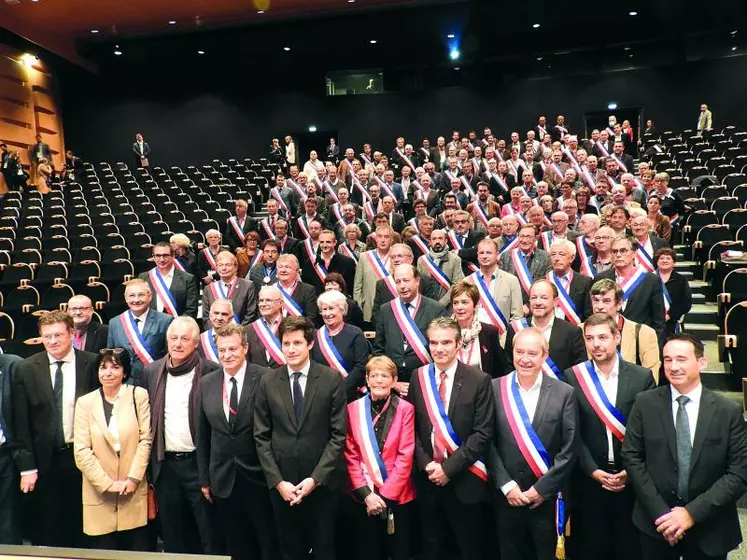 Le ministre de l’Agriculture, Julien Denormandie (au centre) est revenu en terres puydômoises pour porter le message de soutien du Gouvernement aux maires.