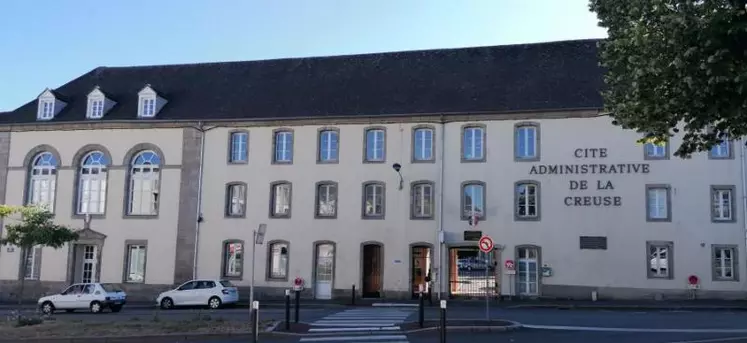 La façade de la Cité administrative sur la place Bonnyaud à Guéret.