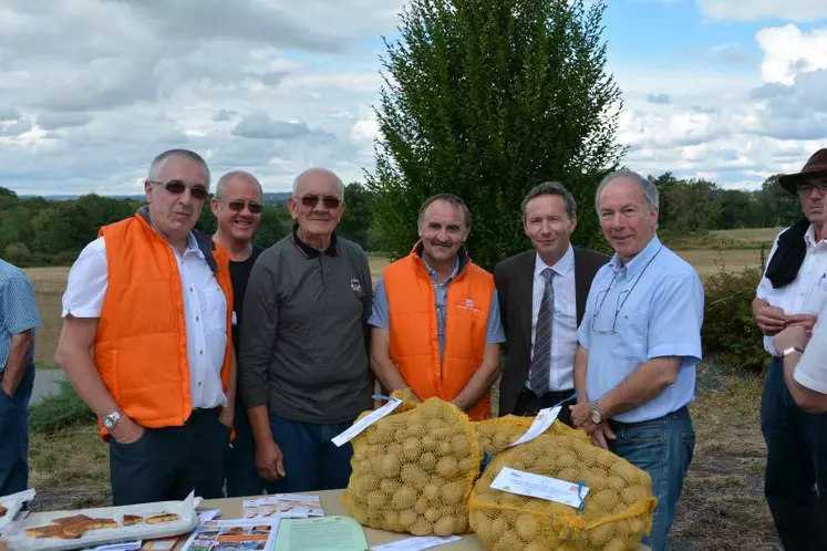 De gauche à droite : M. Gravillon, président de la Banque alimentaire de la Creuse, Claude Aulon, Alain Parrain, président de l’Amoma 23, Didier Bignet, vice-président de la Banque Alimentaire de la Creuse, M. Cazassus, directeur du lycée d’Ahun, et M. Marcicaud, vice président de l’Amoma 23.