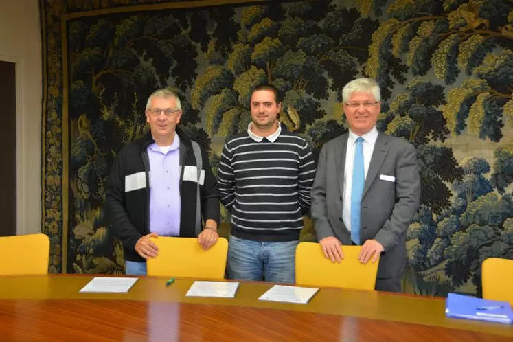 Jean-Claude Moreau, président de la caisse régionale de CACF, Jean-Marie Colon, président de JA 23 et Gilles Cortaix, directeur commercial Nord de CACF.