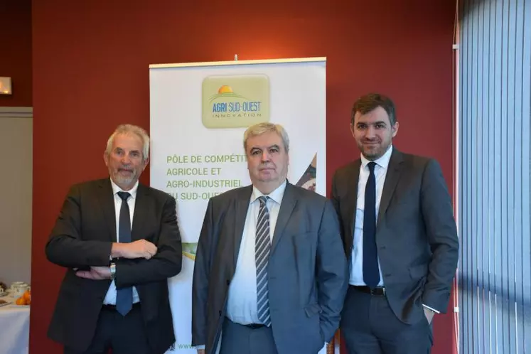 De g. à dr. Jean-Pierre Raynaud vice-président du Conseil régional Nouvelle-Aquitaine en charge de l’agriculture, Daniel Segonds et Vincent Costes, respectivement président et directeur général d’Agri Sud-Ouest Innovation.